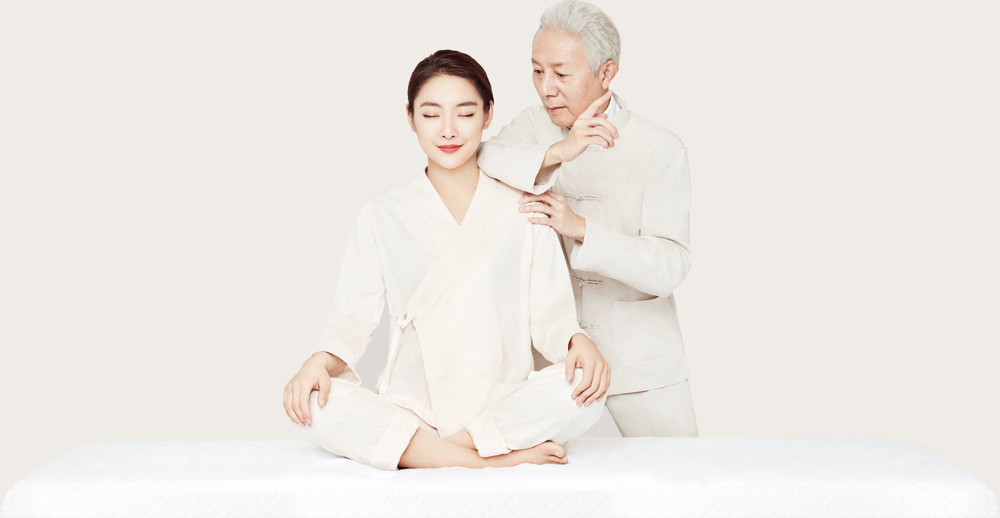 常乐推拿师为顾客做肩颈对症推拿